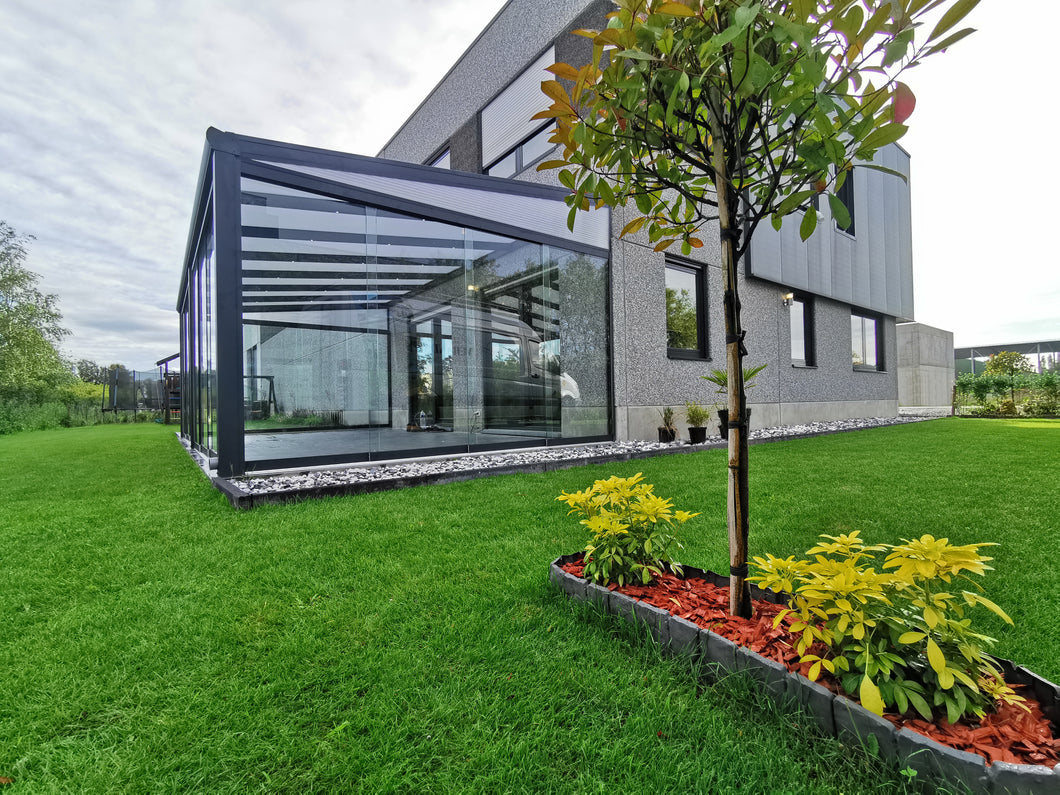 Freistehende Terrassenüberdachung aus Aluminium im Garten