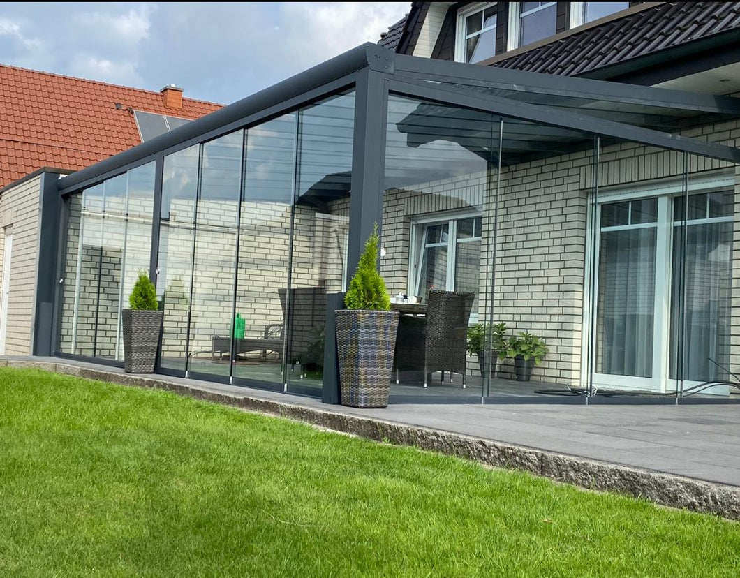 Freistehende Terrassenüberdachung aus Aluminium mit VSG-Glasdach – zaunGIGANT